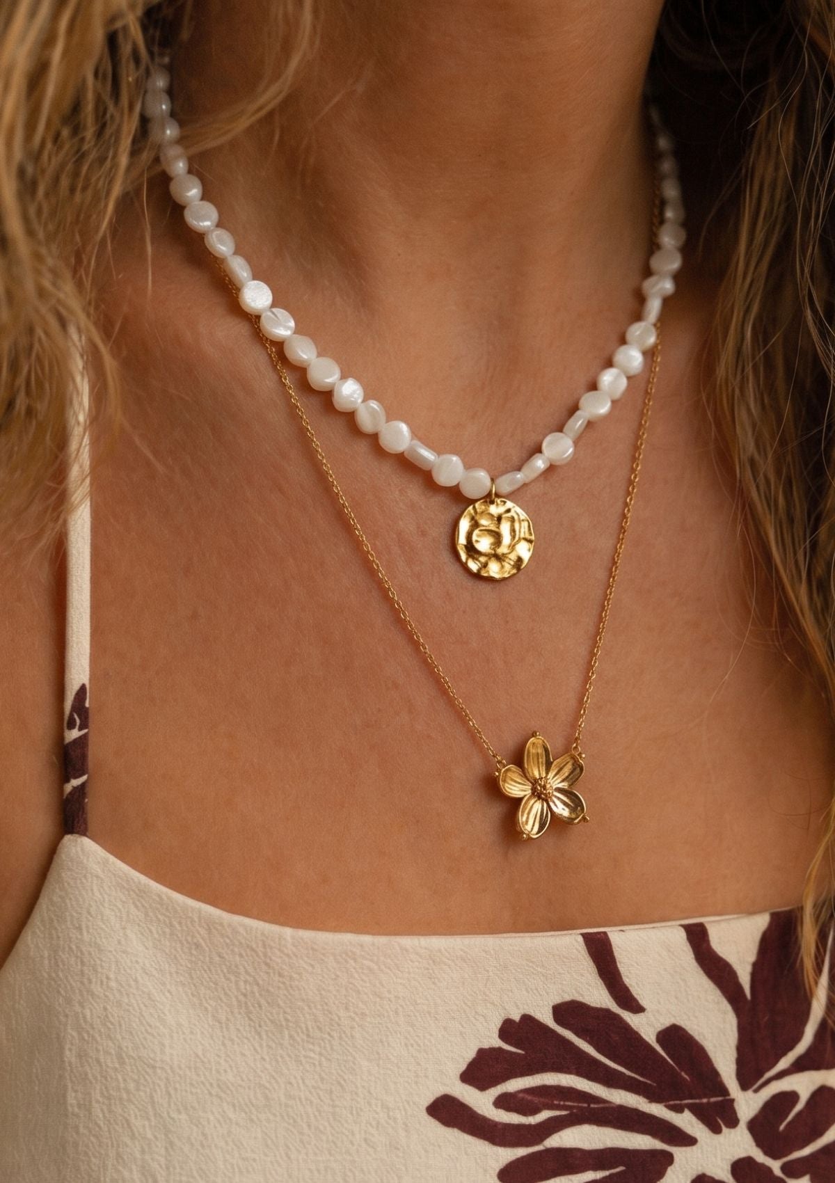 Collier fleur de cerisier en or recyclé 18 carats avec collier nacre en layering — bijou femme symbole de douceur et renouveau printanier, collection Fleur Namaka