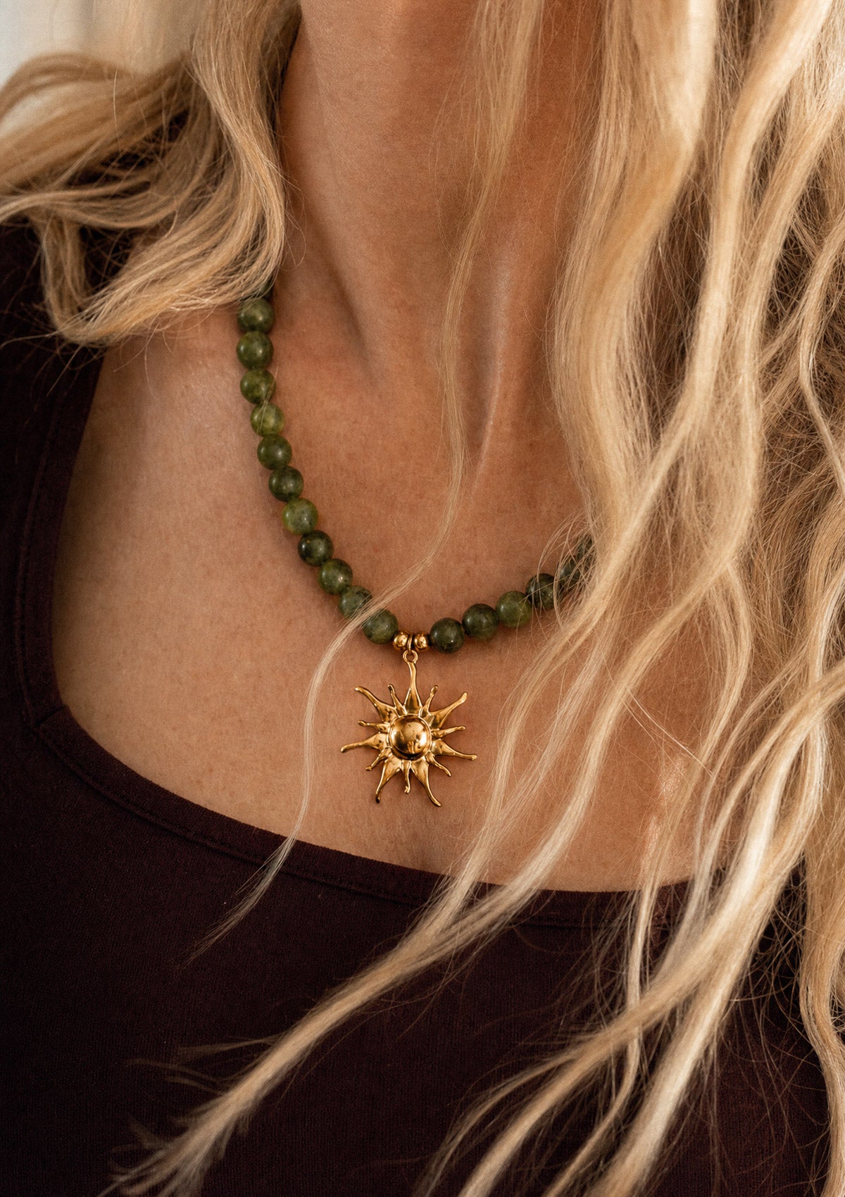 Collier massif en Jade vert naturel au grand pendentif soleil doré porté au quotidien, bijou affirmé assemblé en France par Namaka