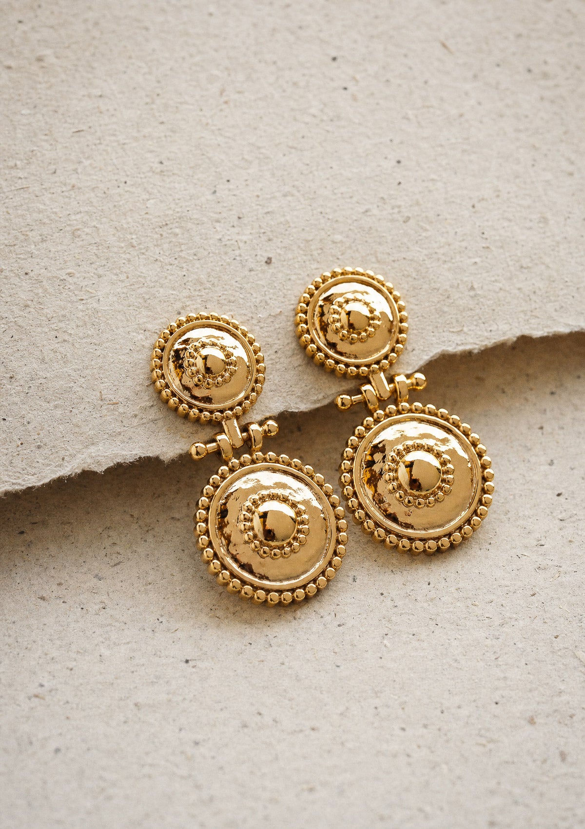 Boucles d'oreilles à double disque texturé en or recyclé 18 carats avec contour perlé, pendantes ornées d'un dôme central signées Namaka