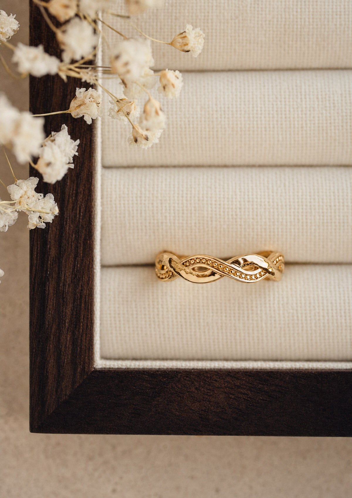 Détail de la bague Lien Sauvage en or recyclé martelé, motif tressé délicat aux billes perlées, bijou bohème et minimaliste Namaka