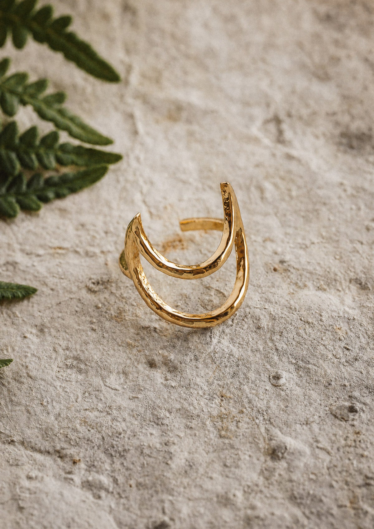 Bague croissant de lune en or recyclé 18 carats martelé, anneau ouvert ajustable au design lunaire bohème signé Namaka