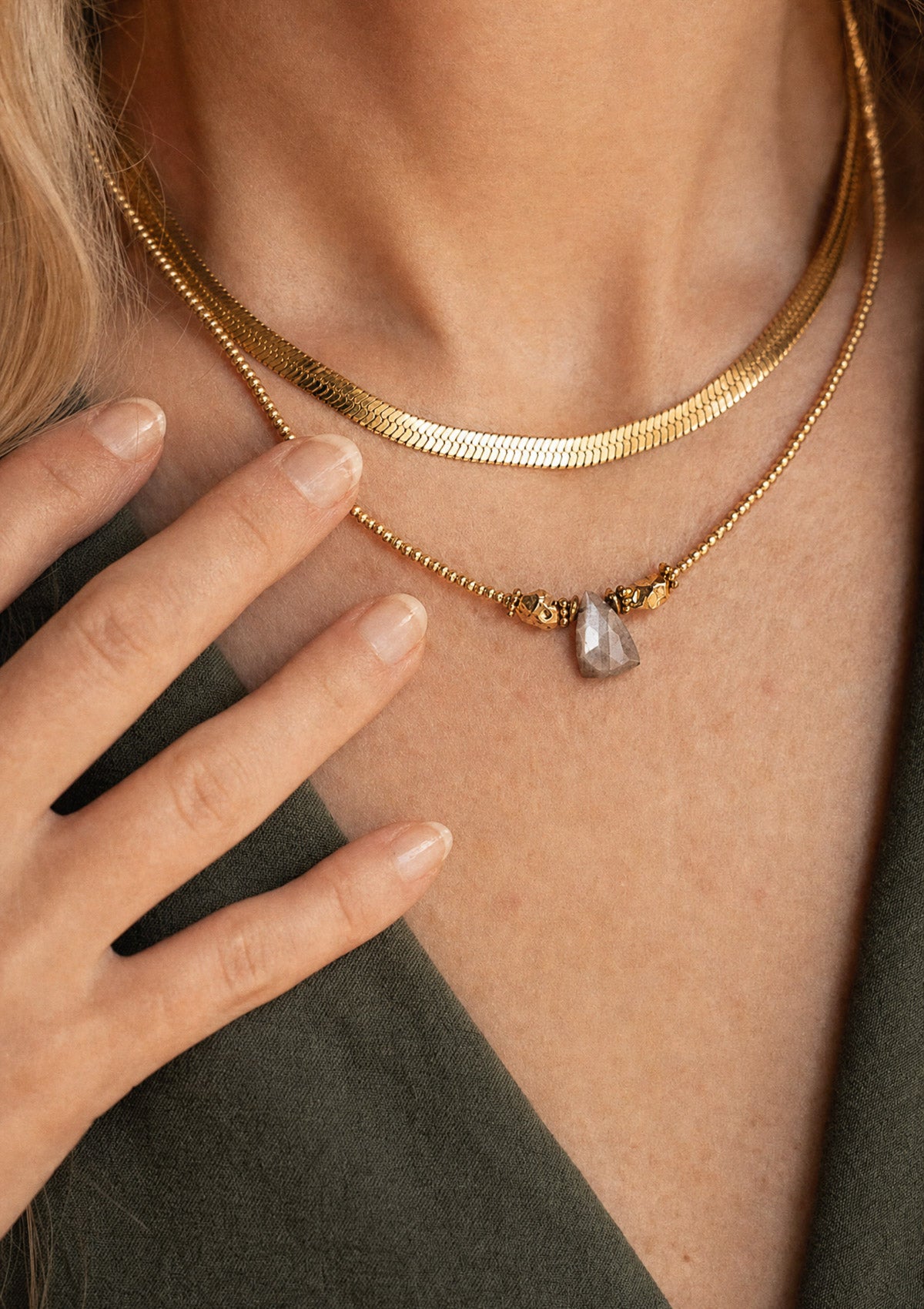 Collier Pierre de Lune brune Ancrée et Intuitive porté en accumulation avec une chaîne serpent plate dorée, bijou assemblé en France par Namaka