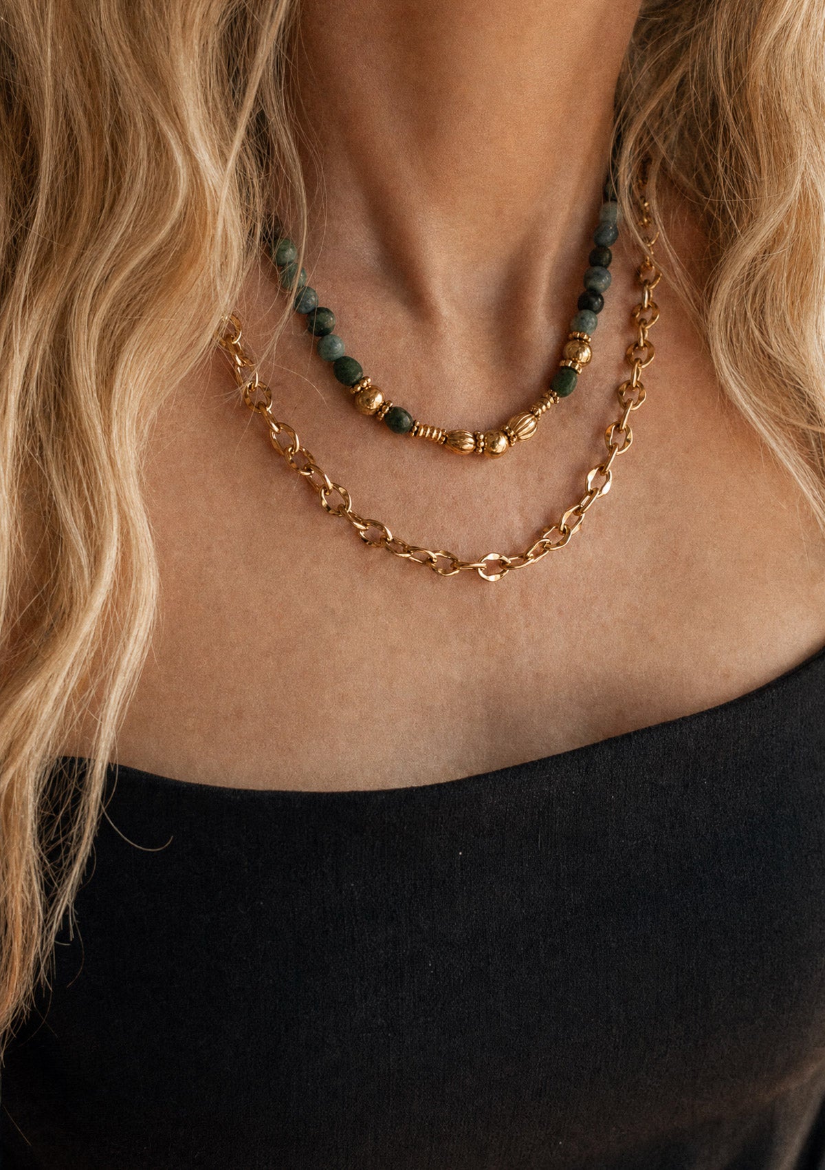 Détail du collier Terre Vivante en Agate Indienne porté au cou, grosses perles vertes naturelles, bijou assemblé en France par Namaka