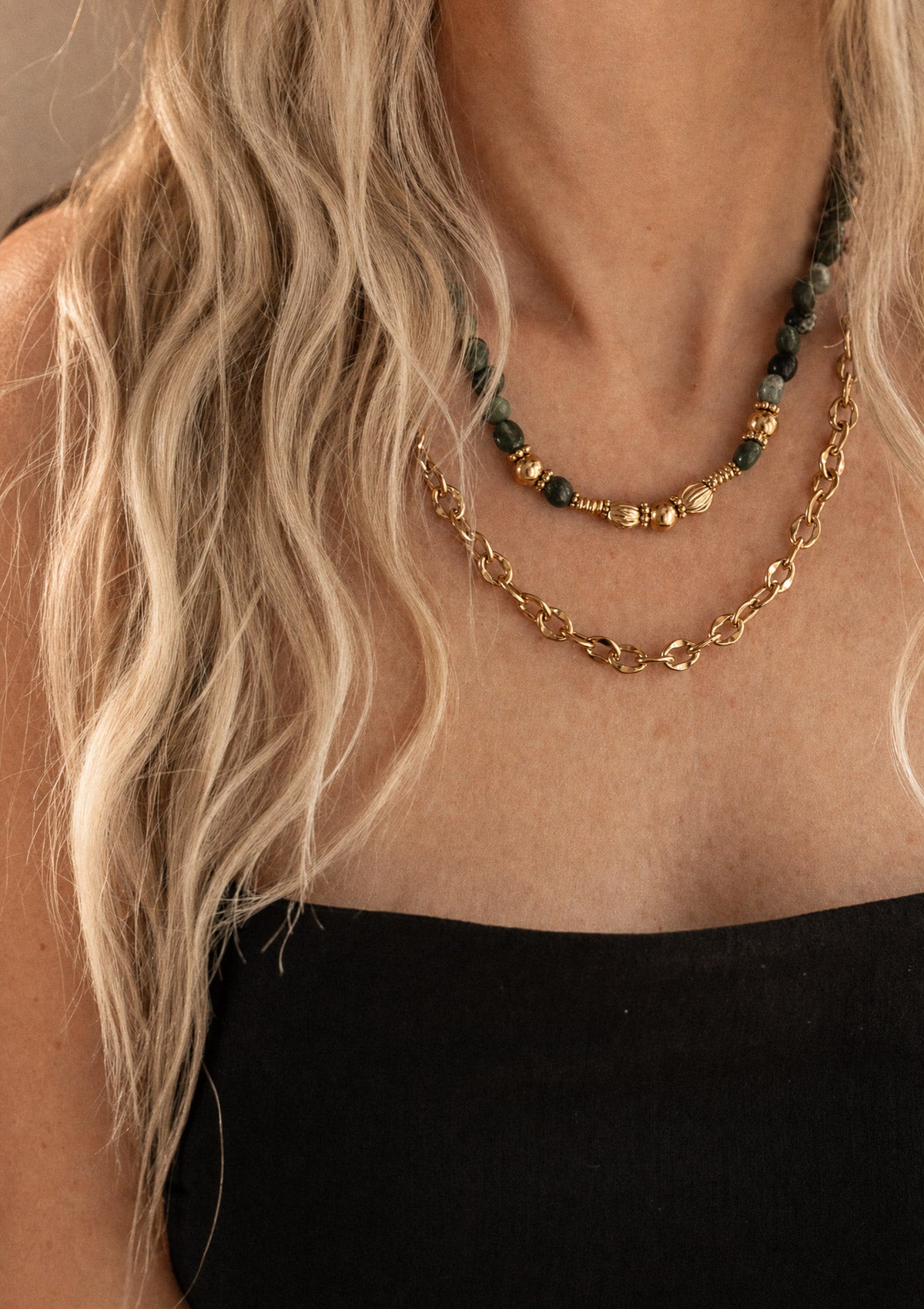 Collier chaîne large Force Organique porté en accumulation avec un ras-du-cou Agate Indienne, bijoux assemblés en France par Namaka