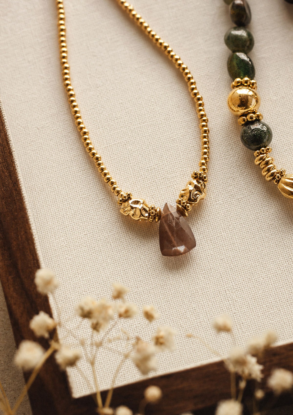 Collier doré perles Miyuki au pendentif Pierre de Lune brune triangle, présenté avec un collier Agate Indienne assorti assemblé en France par Namaka