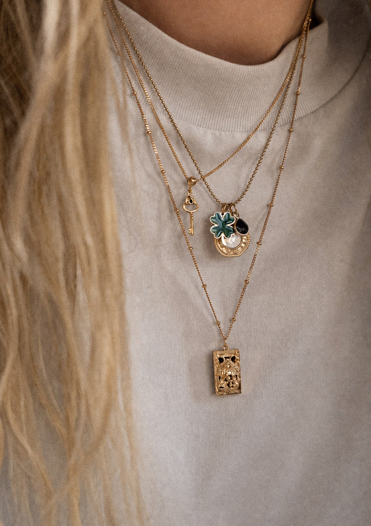 Collier chaîne à billes gri-gri trèfle vert Nacre et Onyx Noir porté en superposition avec pendentif tarot La Prêtresse et clé, assemblé en France