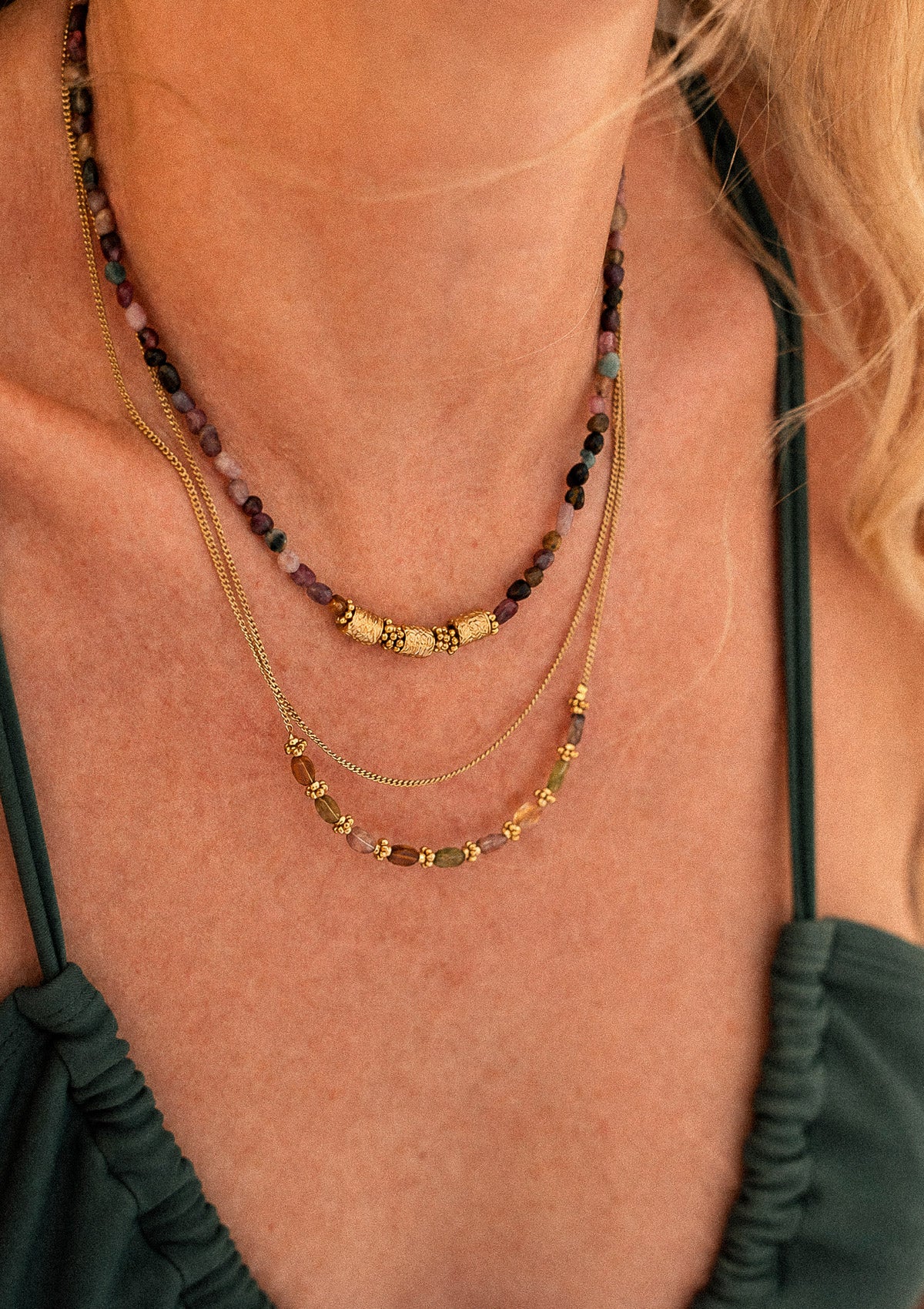 Collier Tourmaline multicolore porté en accumulation avec le collier Harmonie Vivante en Tourmaline galets, bijoux Namaka assemblés en France