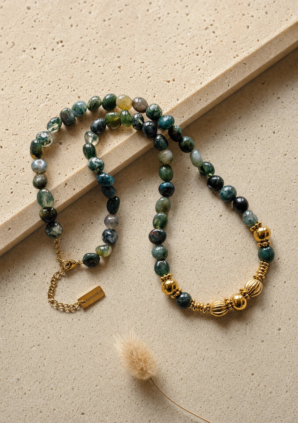 Collier en Agate Indienne naturelle avec grosses perles vertes irrégulières et détails dorés torsadés, acier inoxydable assemblé en France par Namaka