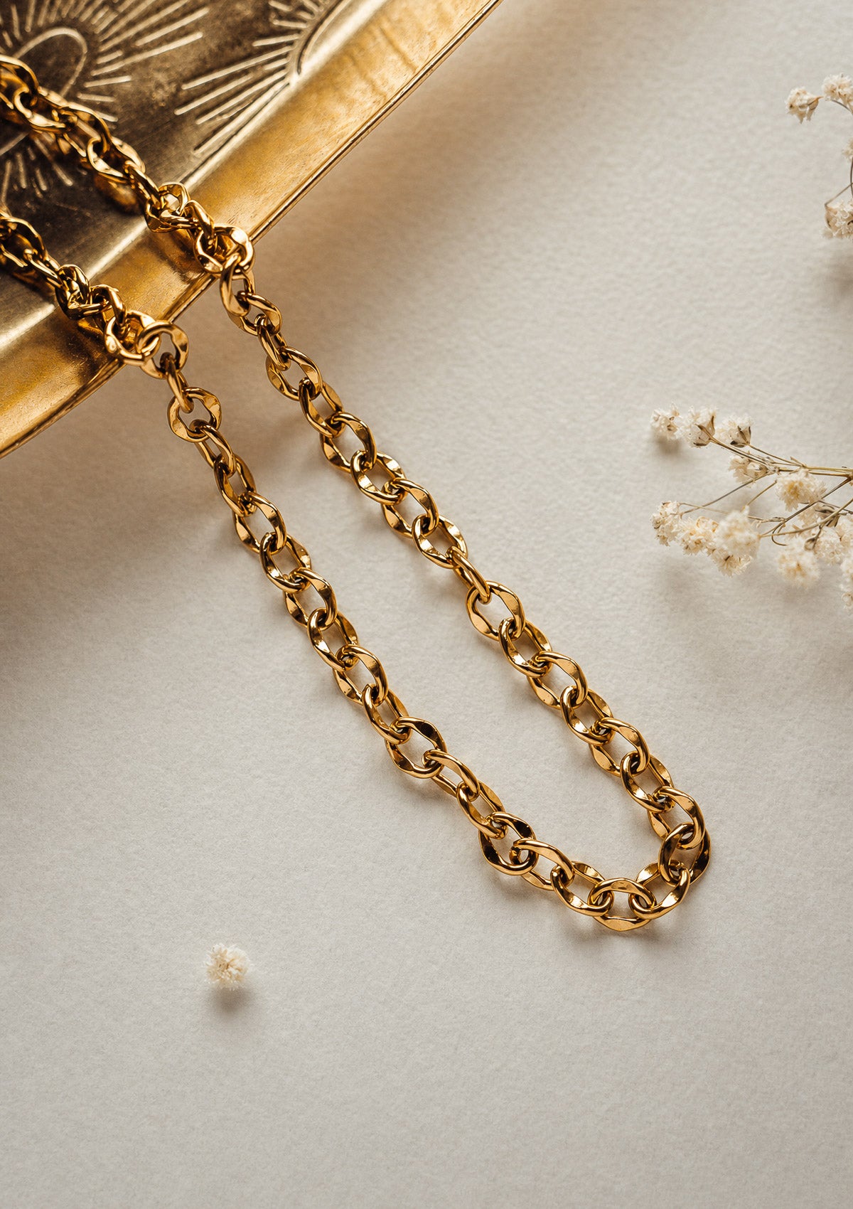 Collier chaîne large en acier inoxydable doré, maille ovale irrégulière au design organique, bijou assemblé en France par Namaka