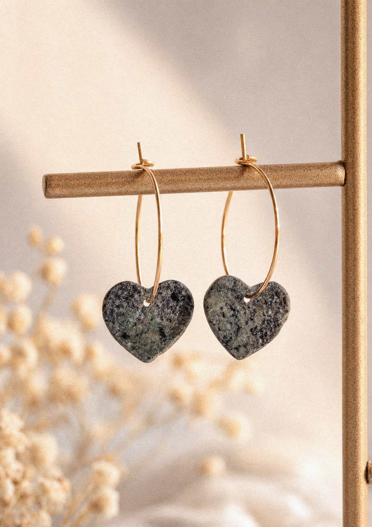 Créoles cœur turquoise africaine suspendues à un porte-bijoux doré avec fleurs séchées – Namaka collection Solaire, bijou d'été en pierre naturelle