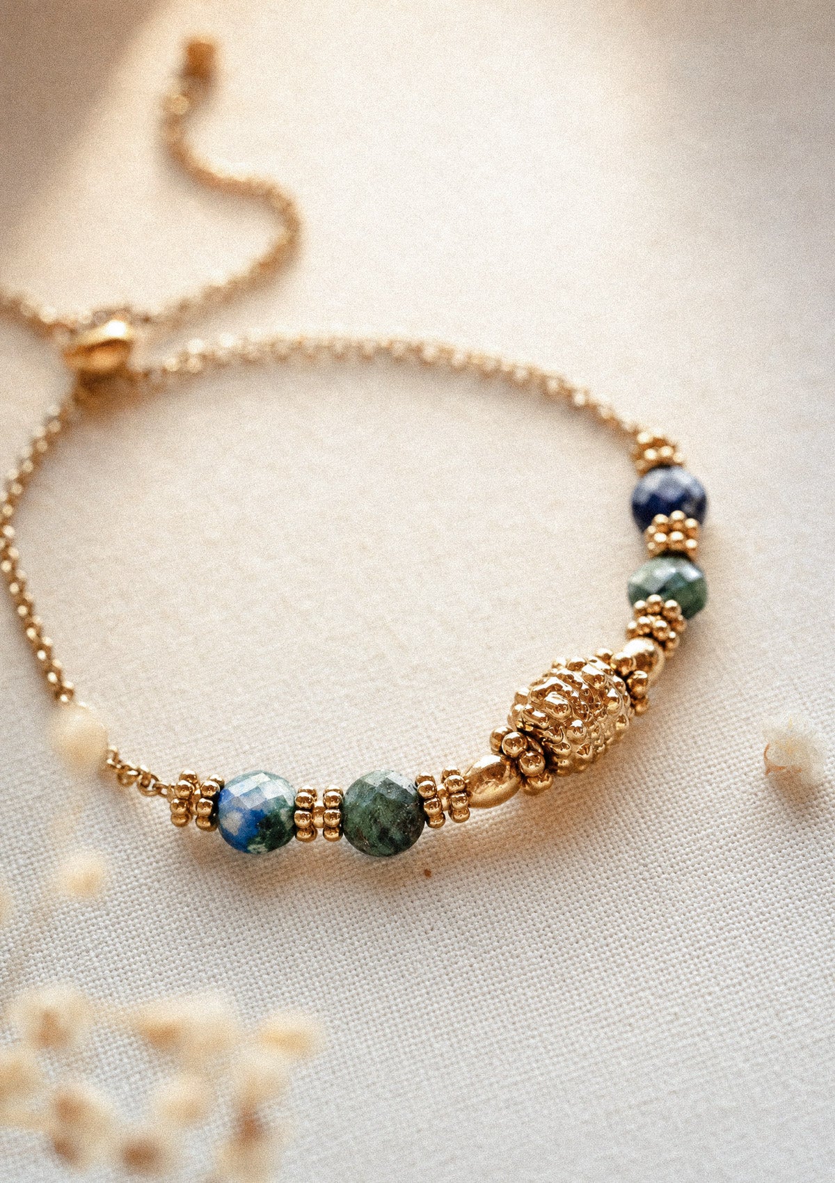 Bracelet Azurite Ligne d'horizon packshot ajustable coulissant, perles d'Azurite et Lapis bleu vert avec barrette dorée ethnique – Namaka collection Solaire, assemblé en France