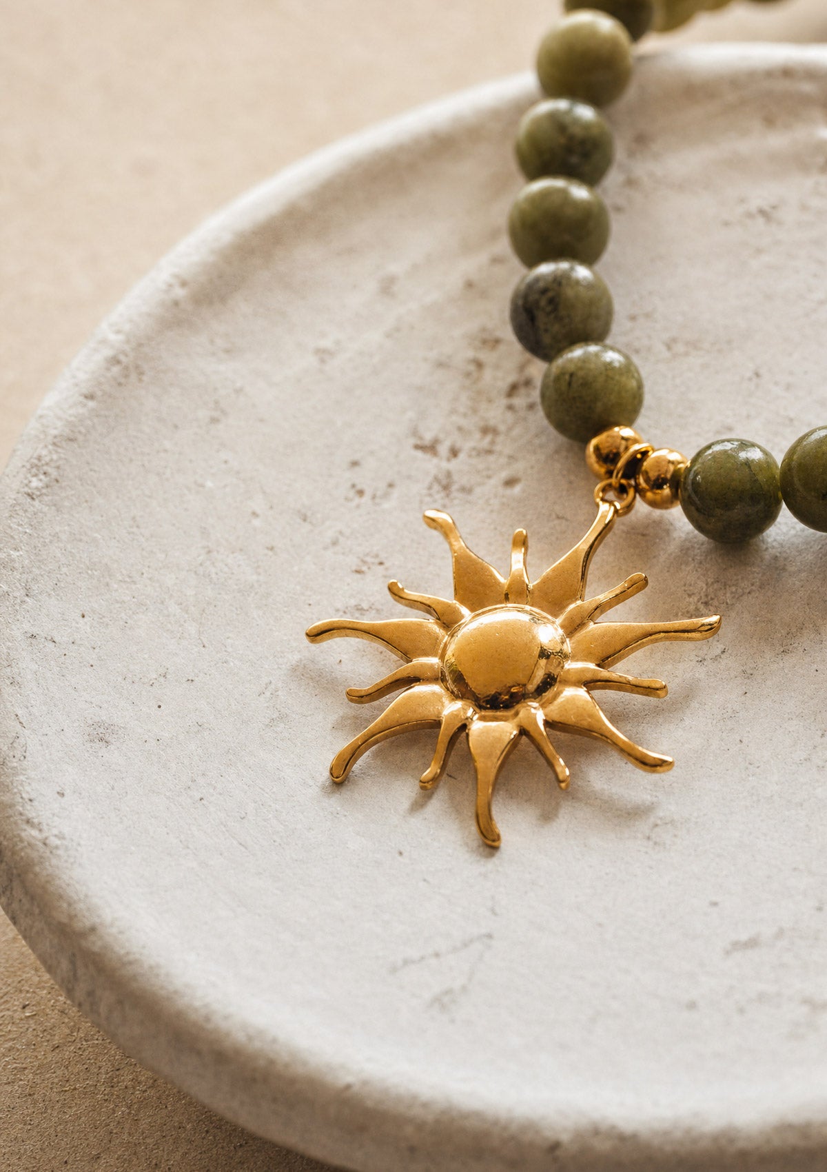 Collier en Jade vert naturel avec grosses perles 8 mm et grand pendentif soleil doré 3,5 cm en acier inoxydable, bijou solaire assemblé en France par Namaka