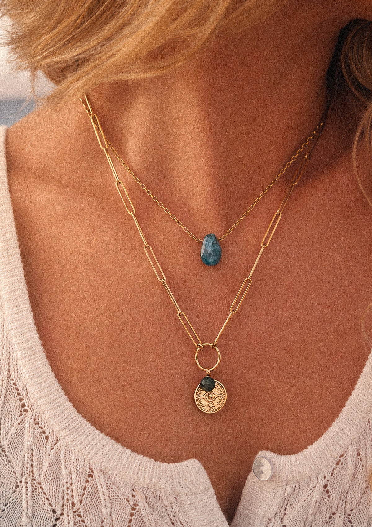 Collier ras-du-cou Éclat Brut porté avec pierre d'Apatite bleu intense forme goutte, en accumulation avec le collier Azurite Vision Claire assemblé en France par Namaka