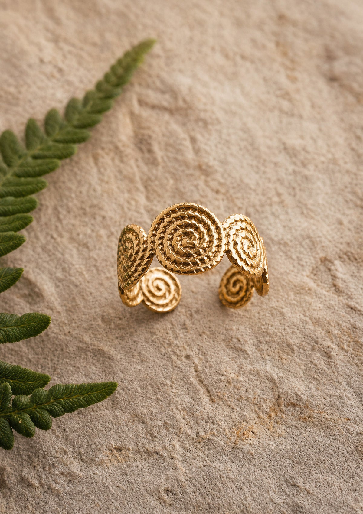 Détail de la bague Vague Originelle en acier inoxydable doré, motifs spirales tressés au design organique, bijou bohème ajustable Namaka
