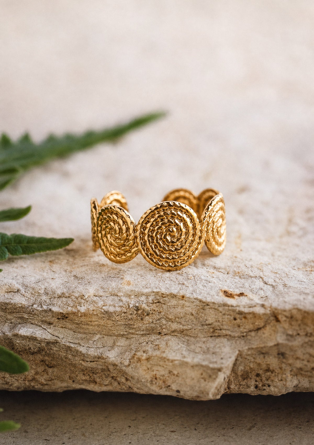 Bague ouverte en acier inoxydable doré au motif spirales en relief effet corde, anneau ajustable inspiration bohème et organique signé Namaka