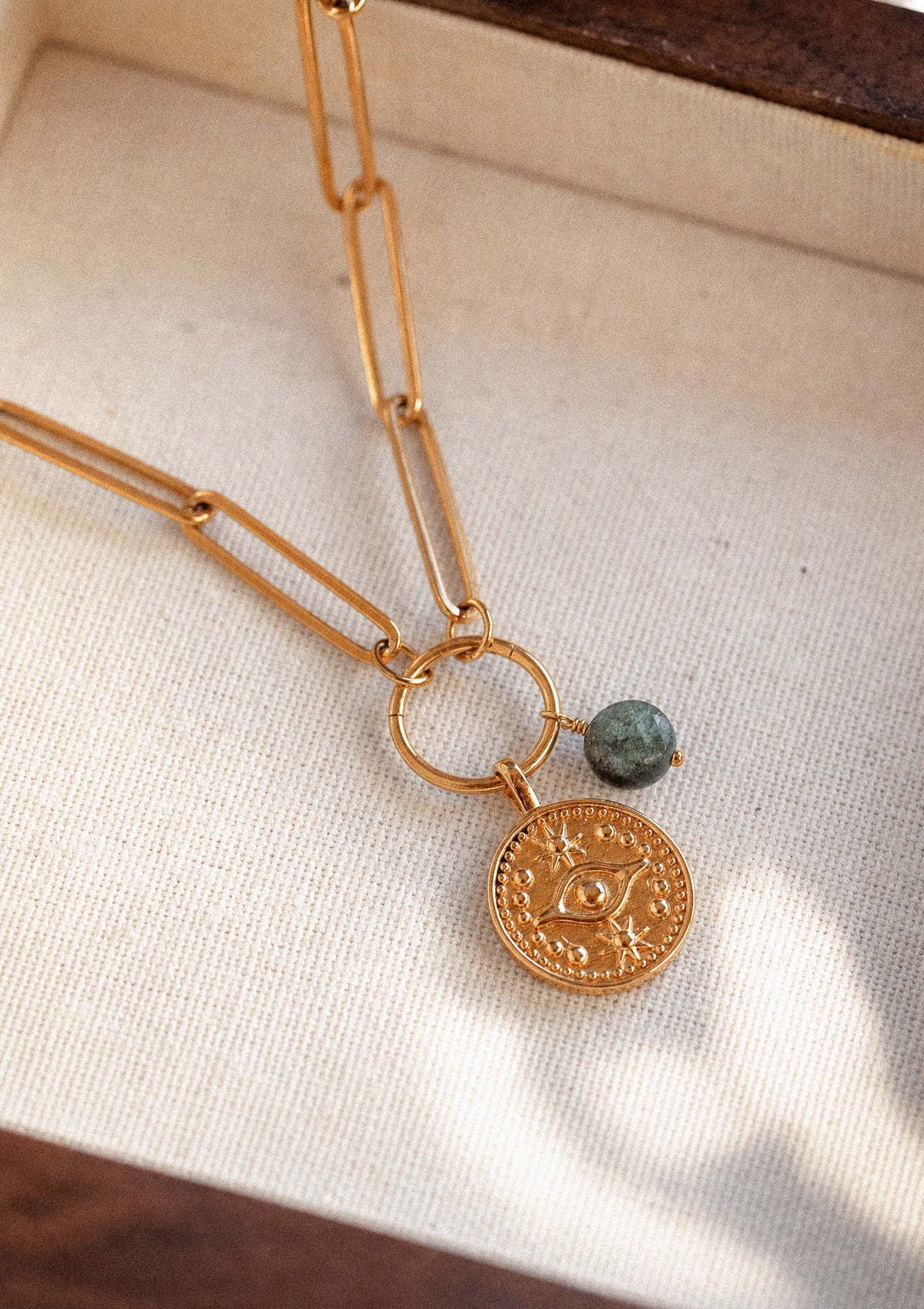 Collier Vision Claire packshot, chaîne maillon rectangulaire dorée avec médaillon rond œil gravé et perle d'Azurite bleu profond – Namaka collection Solaire, assemblé en France