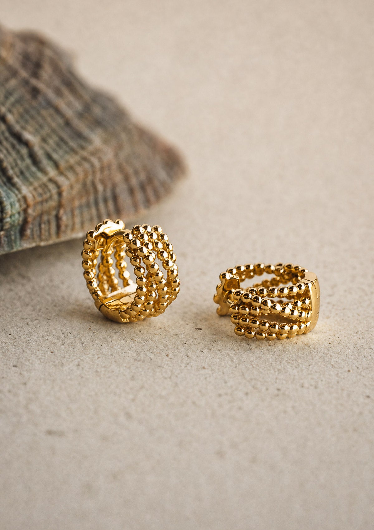 Mini créoles texturées en or recyclé 18 carats avec billes organiques, boucles d'oreilles fines près du lobe au format huggie signées Namaka