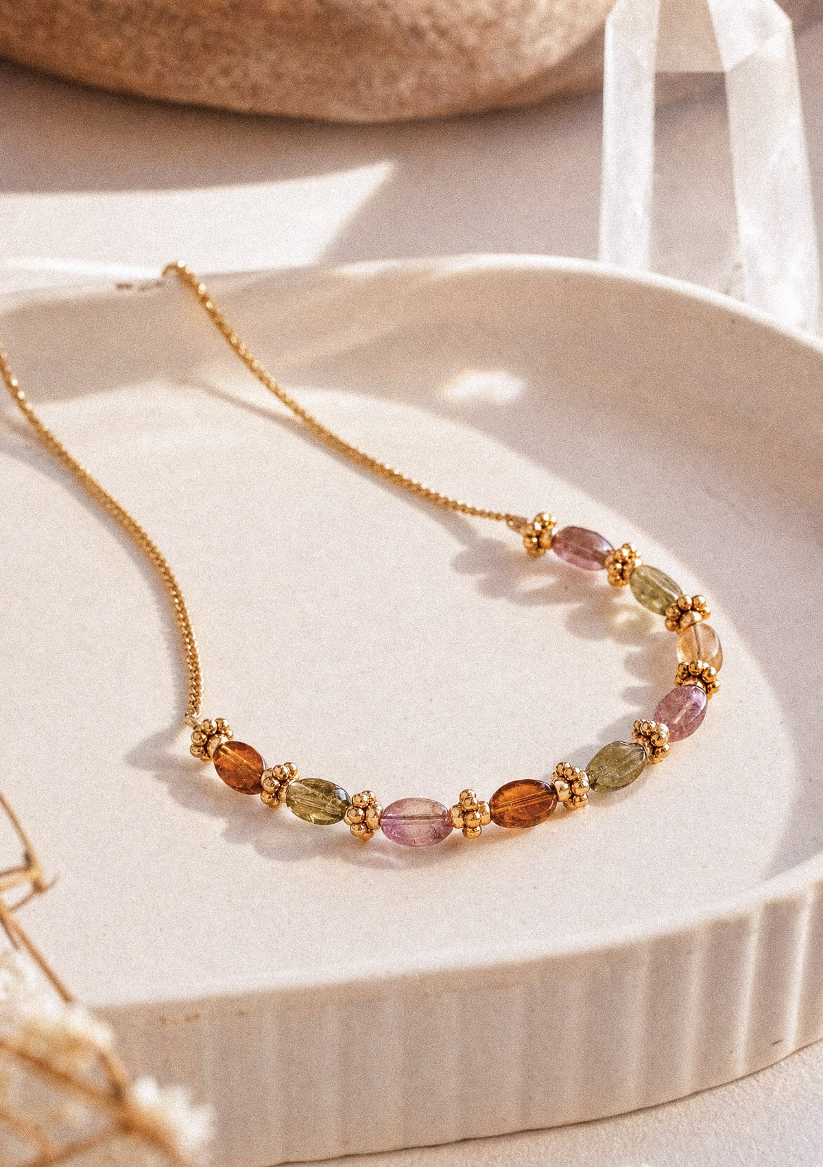 Gros plan pierres Tourmaline multicolore ovales grade A sur chaîne dorée, détail collier Équilibre Protecteur – Namaka collection Solaire, assemblé en France