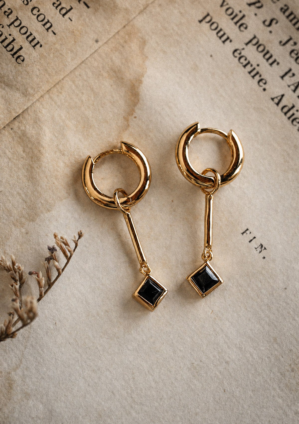 Packshot mini-créole or recyclé 18 carats vendue à l'unité, pampille barrette et cabochon Onyx Noir losange, pierre de protection