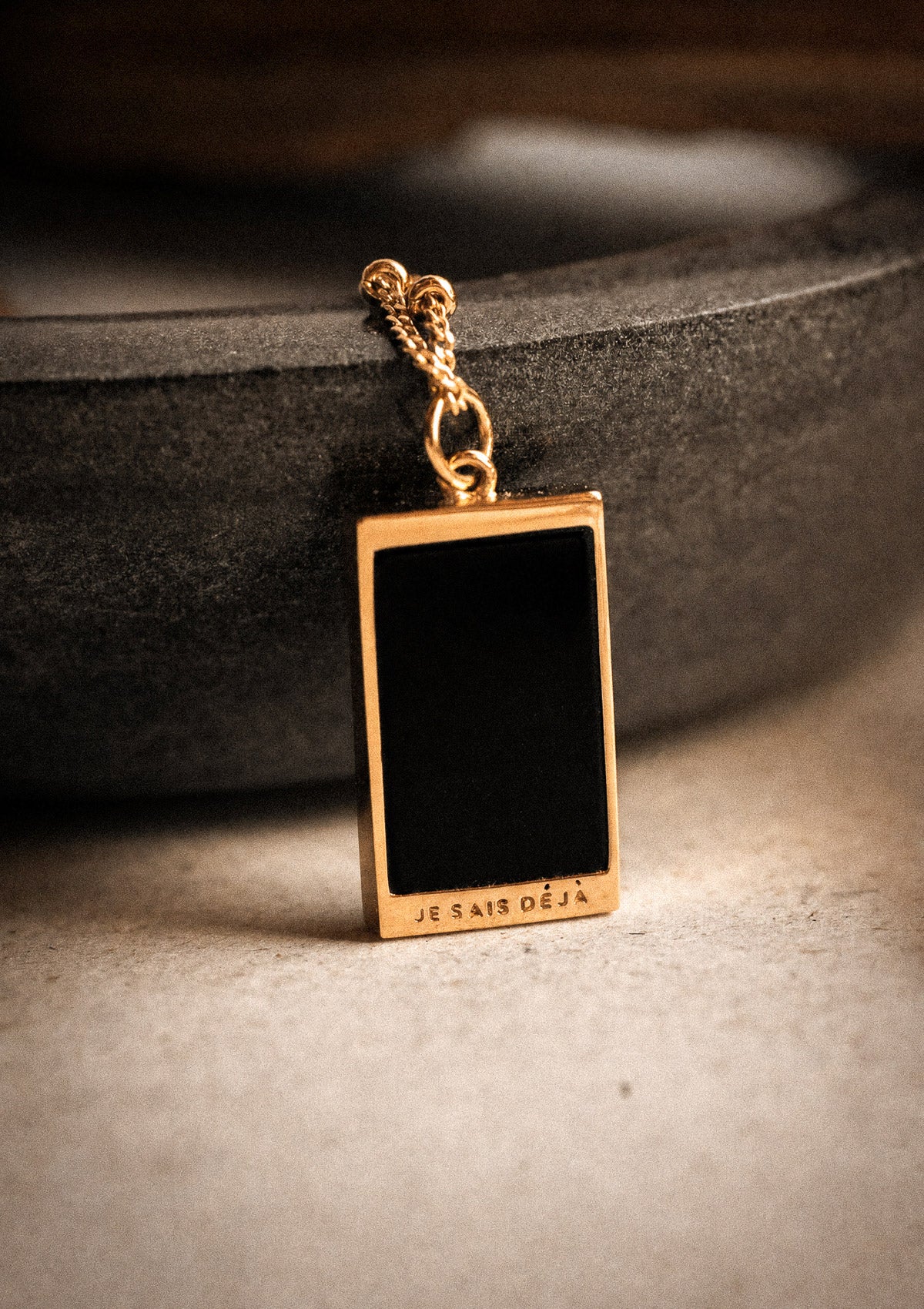 Revers pendentif tarot or recyclé 18 carats plaque Onyx Noir naturel gravure JE SAIS DÉJÀ, pierre de protection et d'ancrage