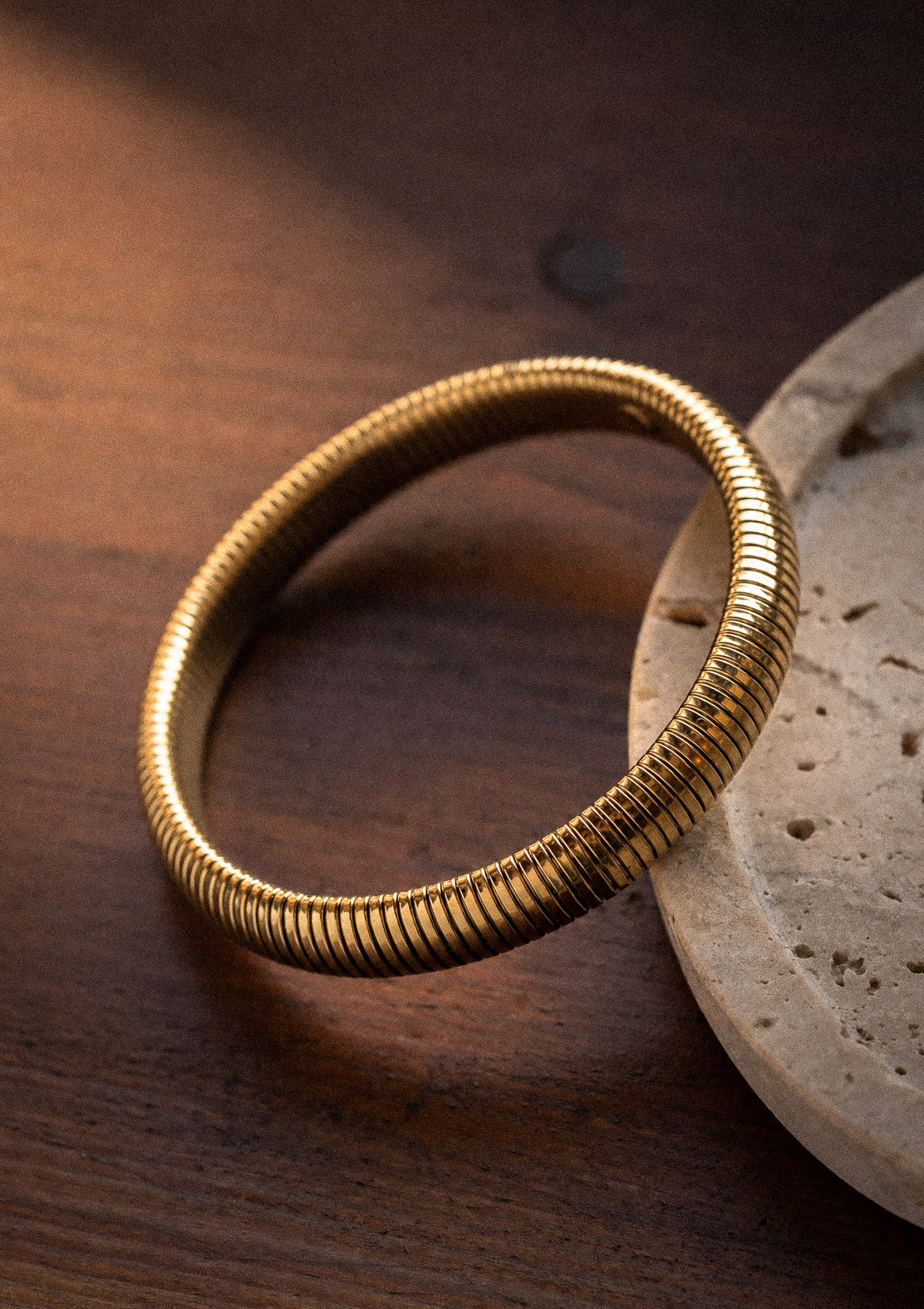 Packshot bracelet jonc souple acier inoxydable doré strié spirale, teinte or lumineuse