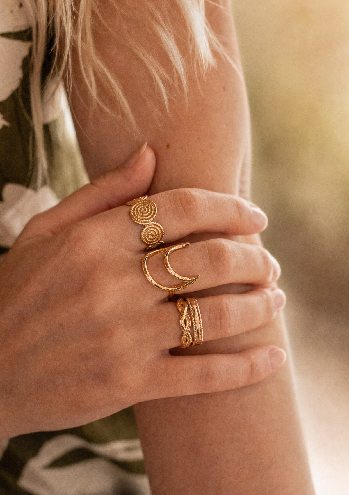 Bague torsadée Lien Sauvage en or recyclé portée en accumulation avec la bague croissant de lune et la bague spirale Namaka