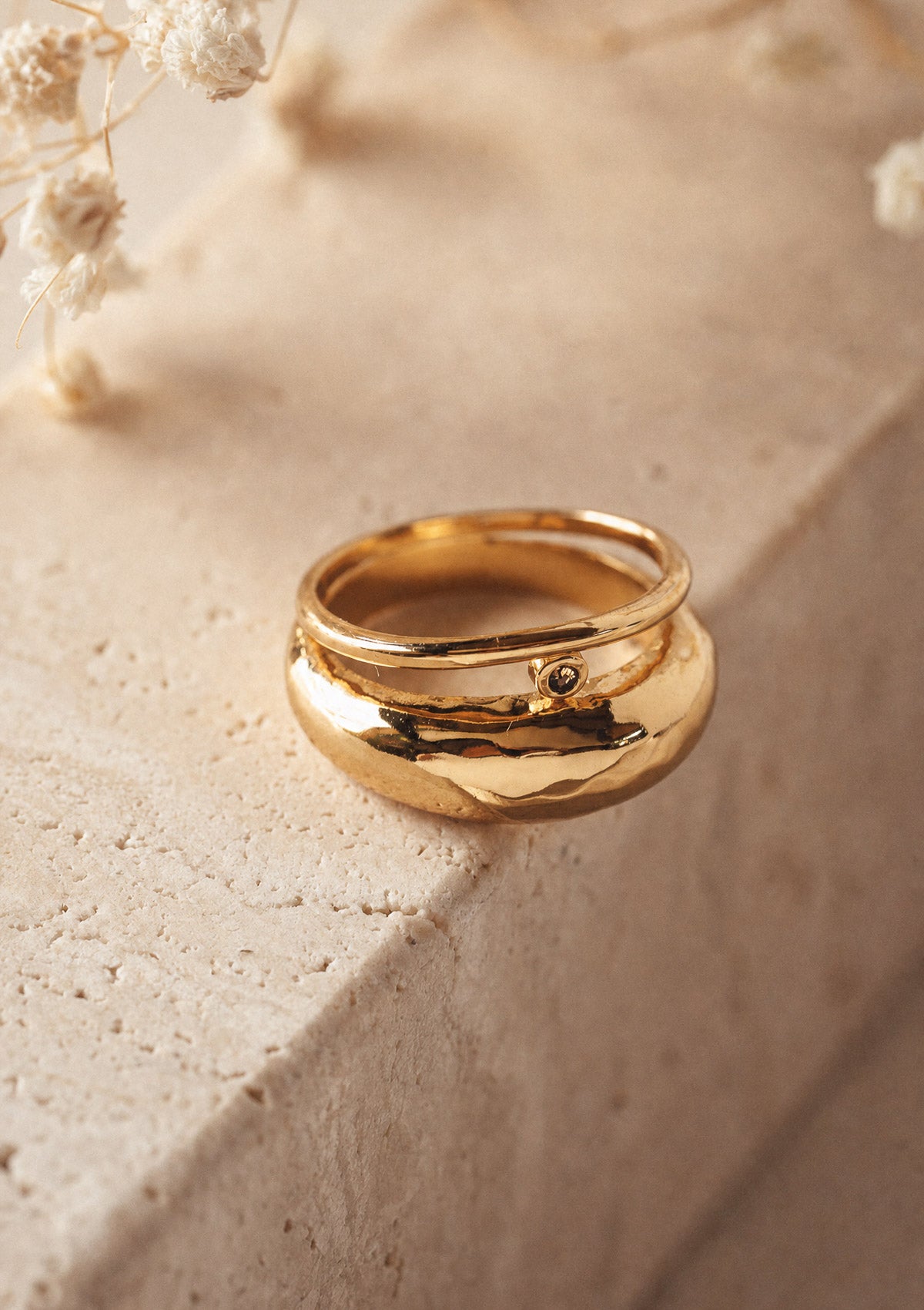 Bague double anneau en or recyclé 18 carats au large anneau bombé martelé contrasté avec un anneau fin, design organique signé Namaka
