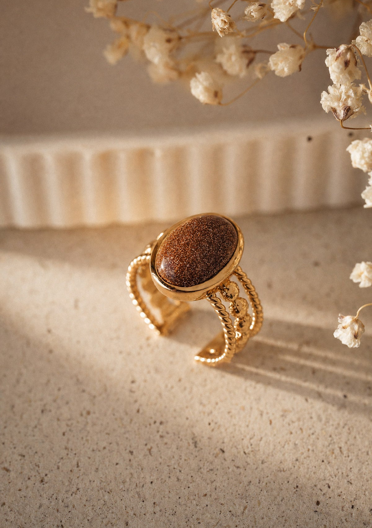 Détail de la bague Lumière Intérieure en or recyclé 18 carats, Pierre de Sable ovale aux particules brillantes signé Namaka