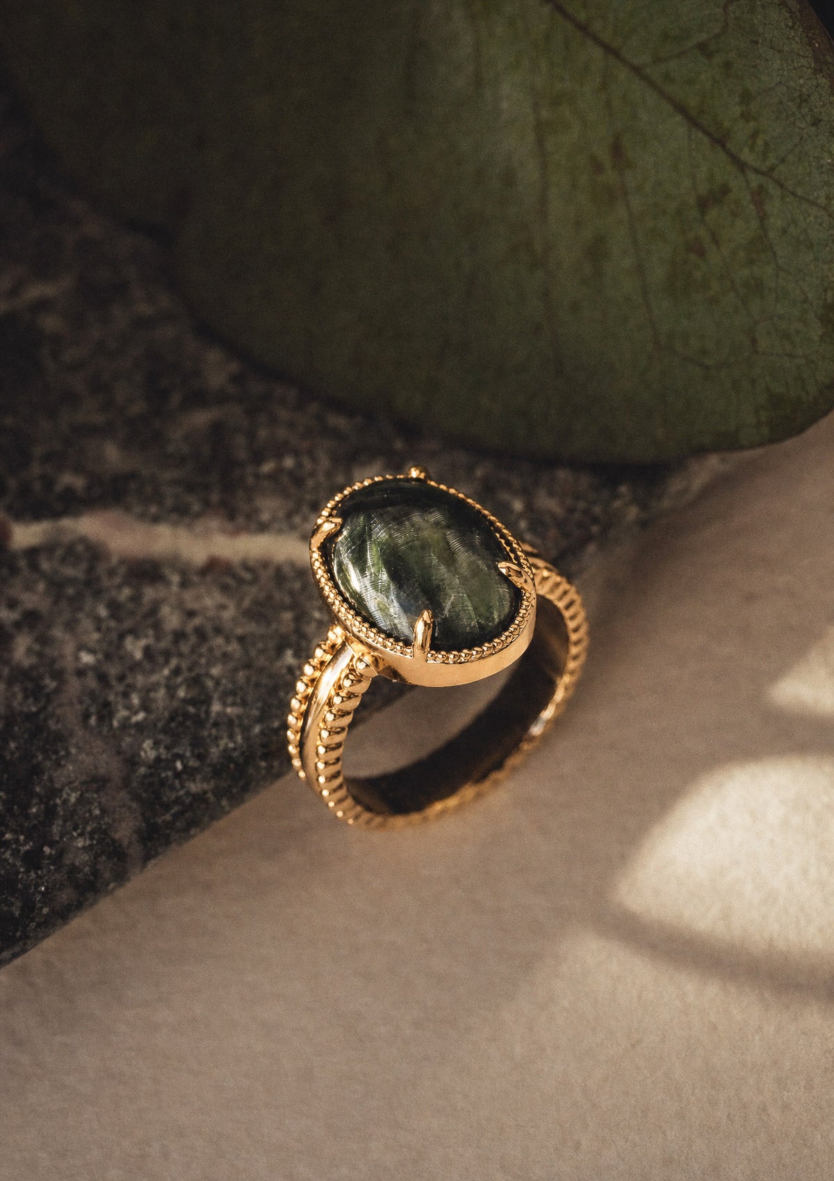 Bague en or recyclé 18 carats avec cabochon ovale de Séraphinite naturelle vert profond et contour perlé, anneau texturé organique signé Namaka
