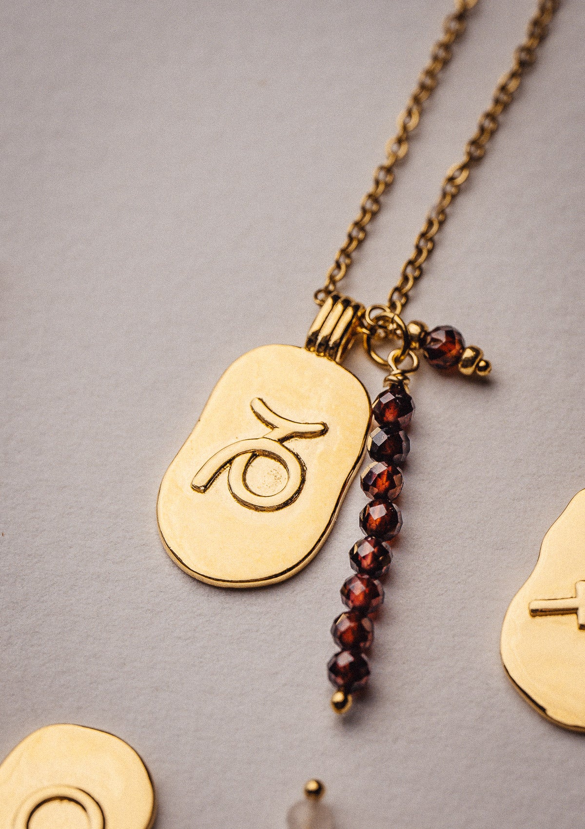 Collier Capricorne et Grenat - Astro