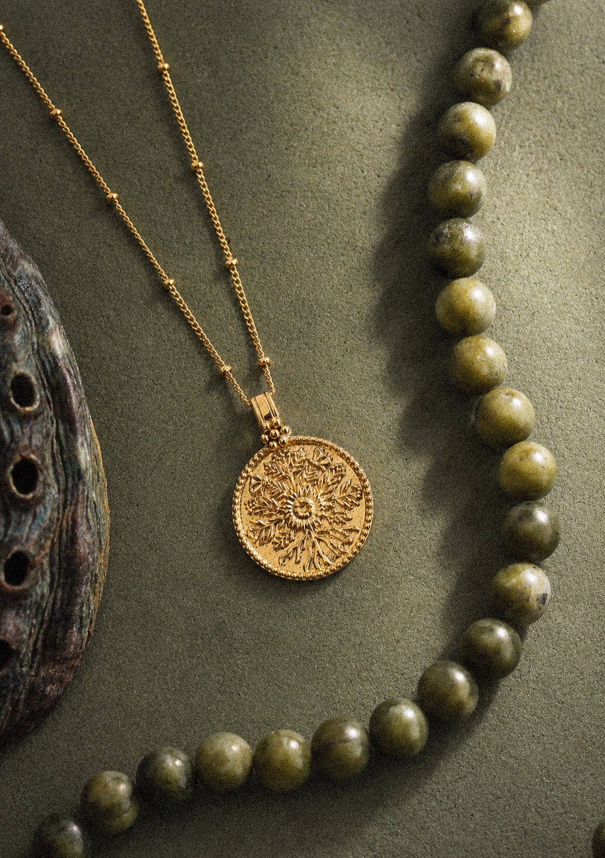 Collier médaillon Sceau Souverain doré porté en accumulation avec deux colliers Namaka, inspiration bohème et féminine