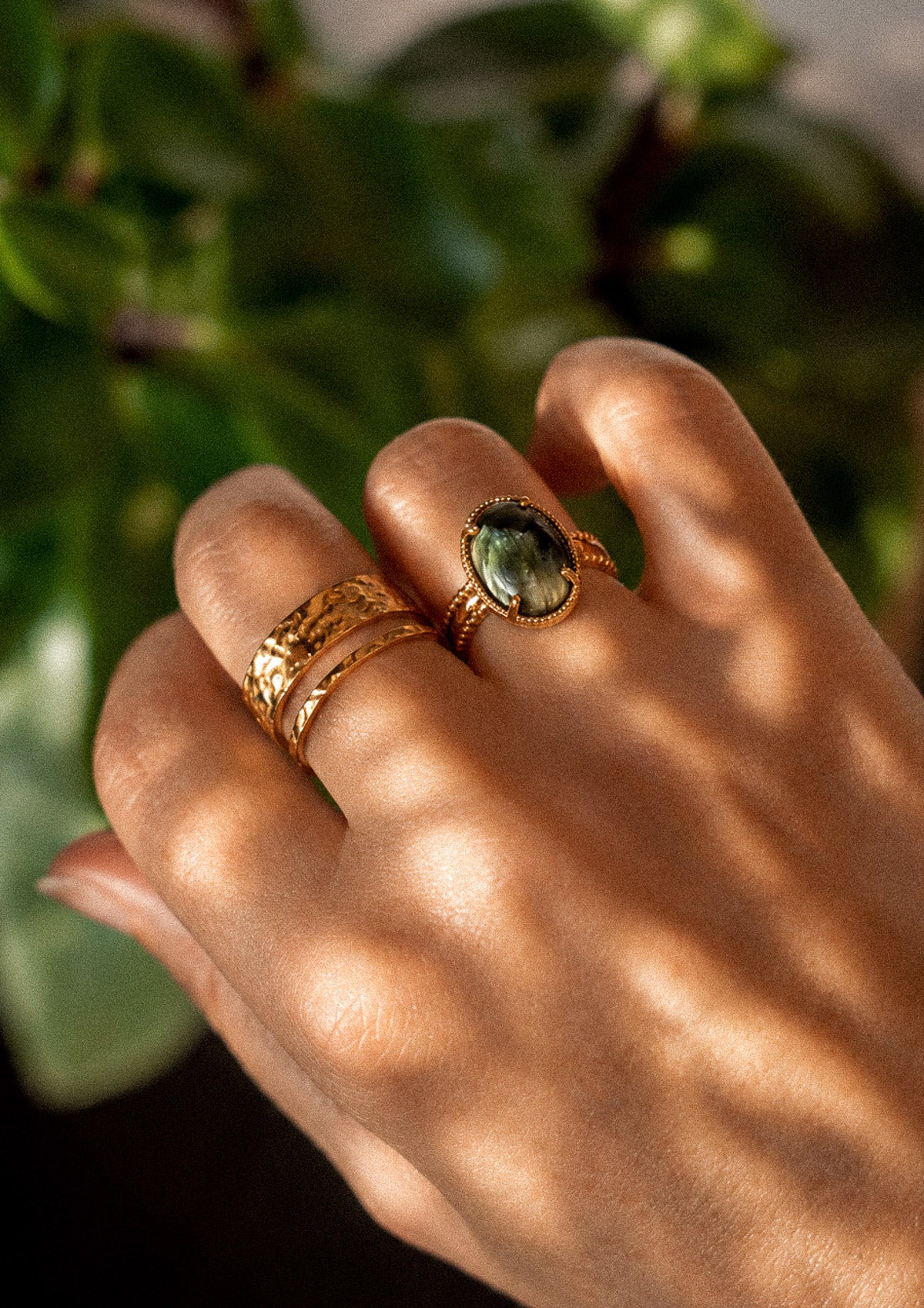Bague Séraphinite Cœur Sauvage portée à la main en accumulation avec la bague Martelée Rivage, ambiance bohème végétale signée Namaka