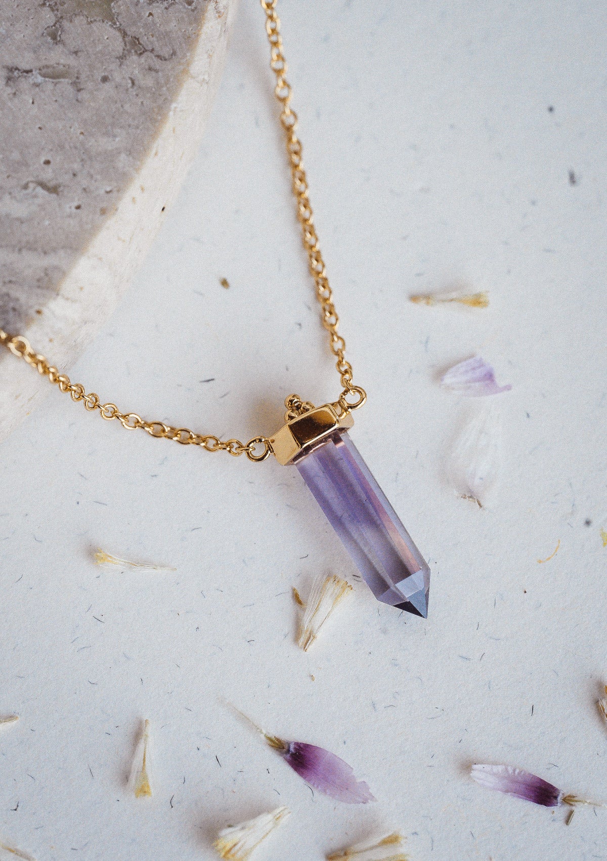 Collier avec pendentif en cristal hexagonal d’Améthyste et triple perle dorée