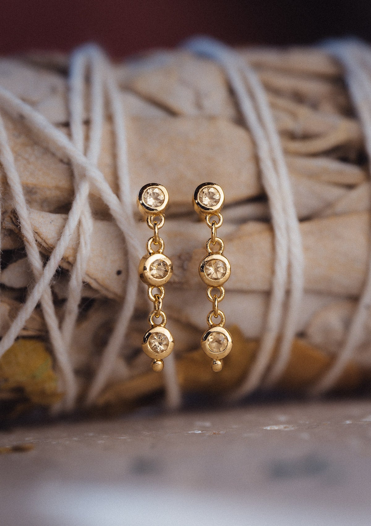 Boucles d’oreilles pendantes composées de 3 Citrines