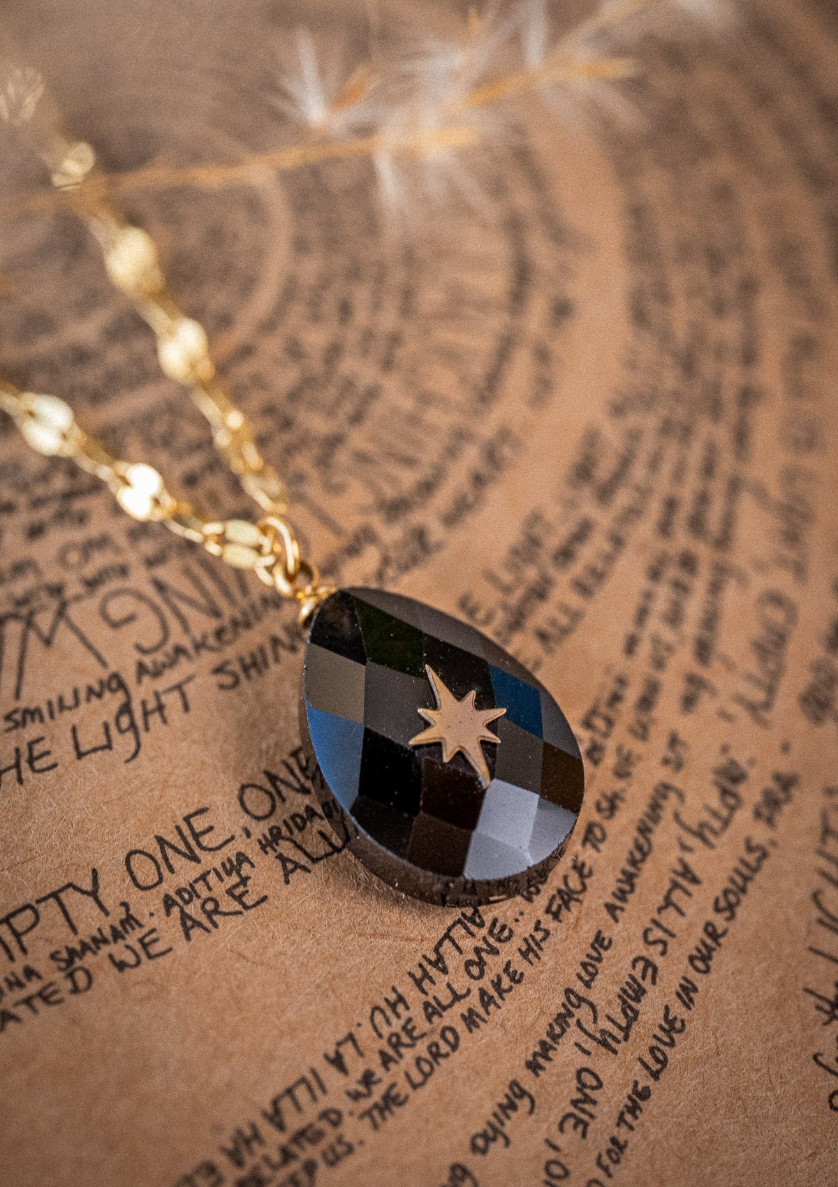 Collier long avec pendentif en Obsidienne Œil Céleste
Pendentif goutte avec étoile du Nord appliquée