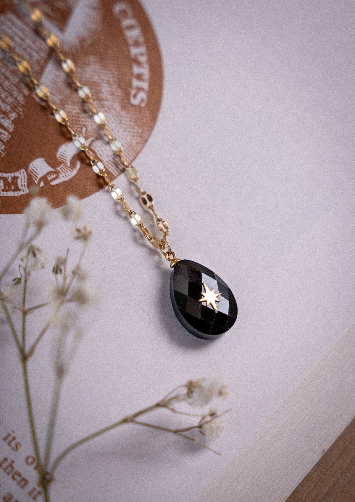 Collier long avec pendentif en Obsidienne Œil Céleste
Pendentif goutte avec étoile du Nord appliquée