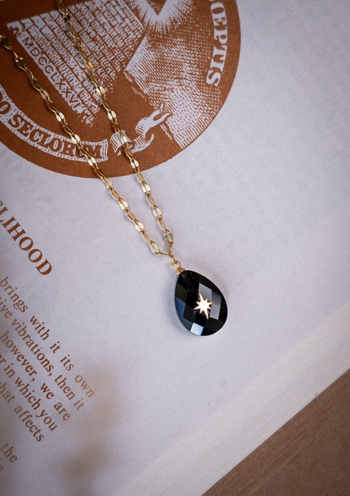 Collier long avec pendentif en Obsidienne Œil Céleste
Pendentif goutte avec étoile du Nord appliquée