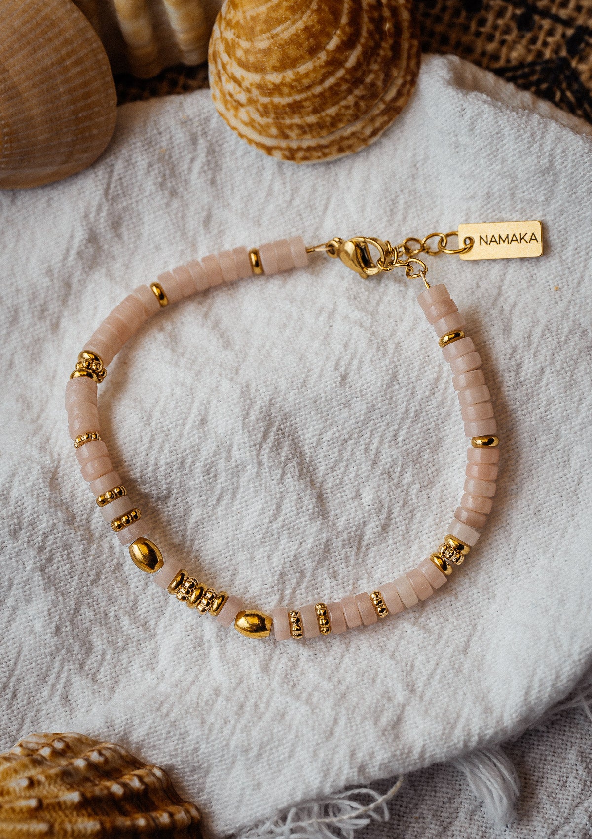 Bracelet en perles heishi d’Opale Rose d’Inde
Matière : Acier inoxydable doré
Dimensions : 16cm + 2cm
Origine pierre : Inde, lapidaire français