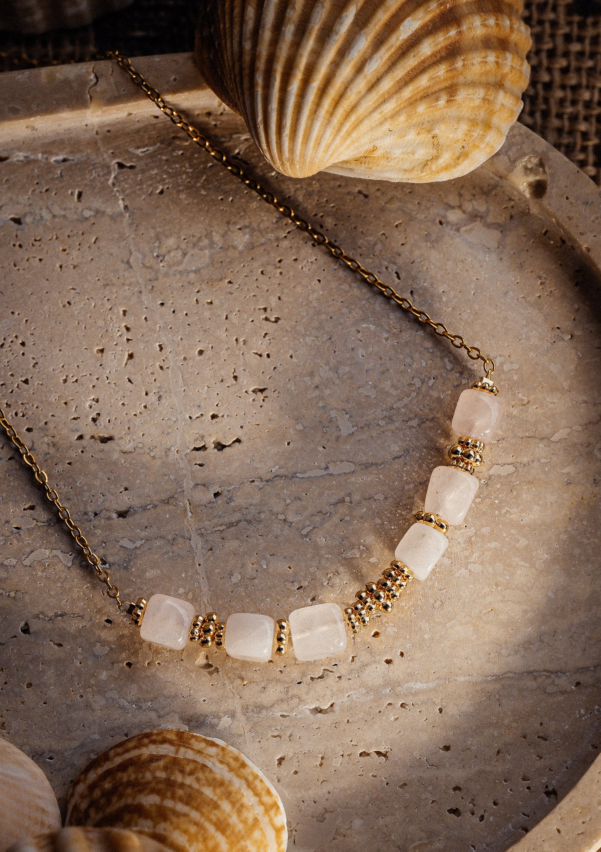 Collier en chaîne fine avec pierres de Quartz Rose en cubes polis
Matière : Acier inoxydable doré
