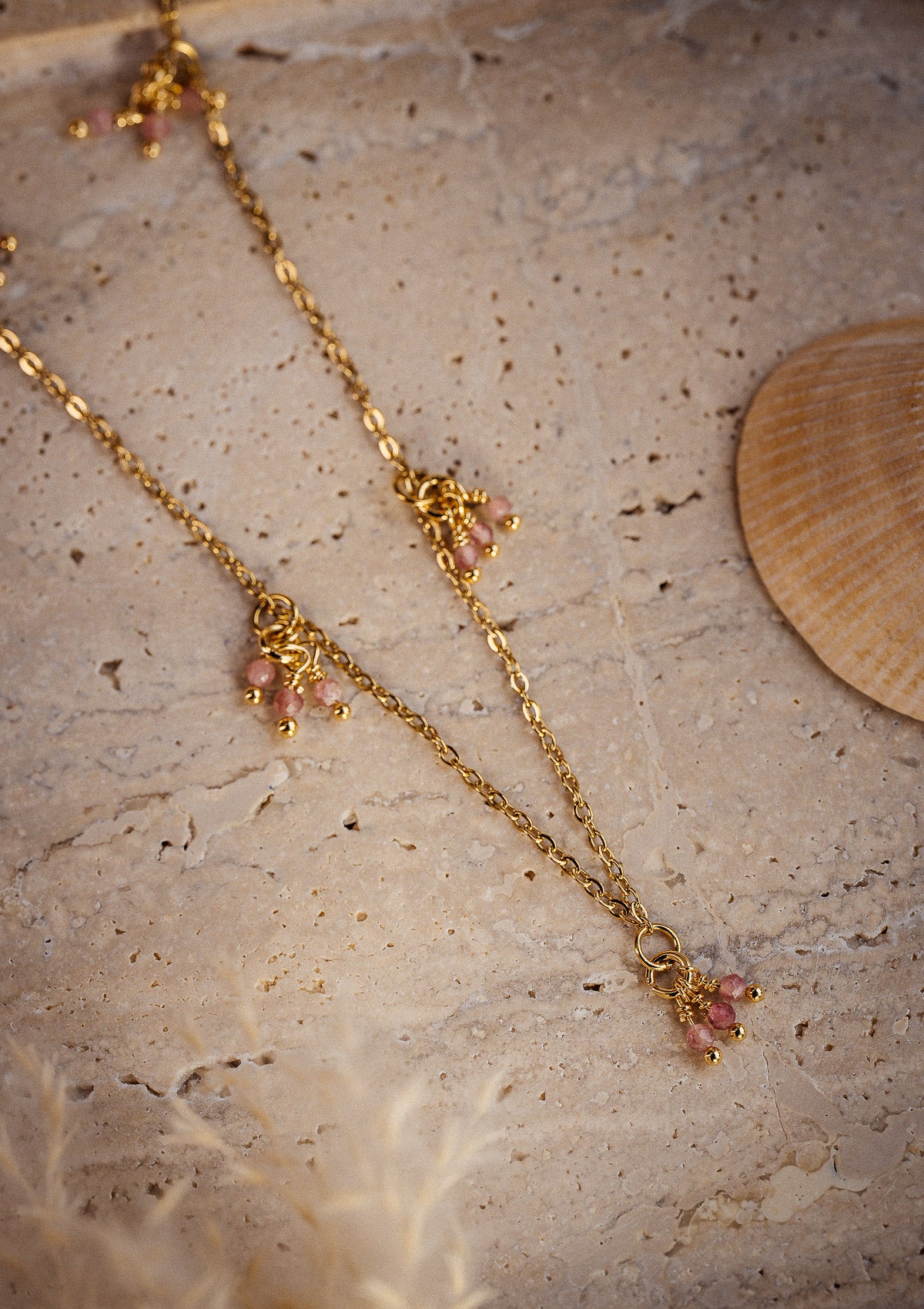 Collier en chaîne fine avec grelots en Tourmaline Rose
Matière : Acier inoxydable doré et éléments en plaqué or