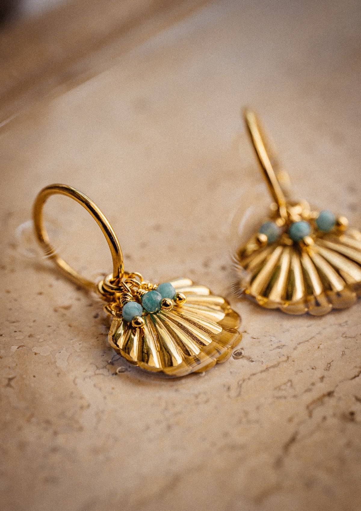 Créoles fines de 12 mm
Éléments : Pendentif coquillage en acier inoxydable, perles d’Amazonite&nbsp;
Matière : Acier inoxydable doré