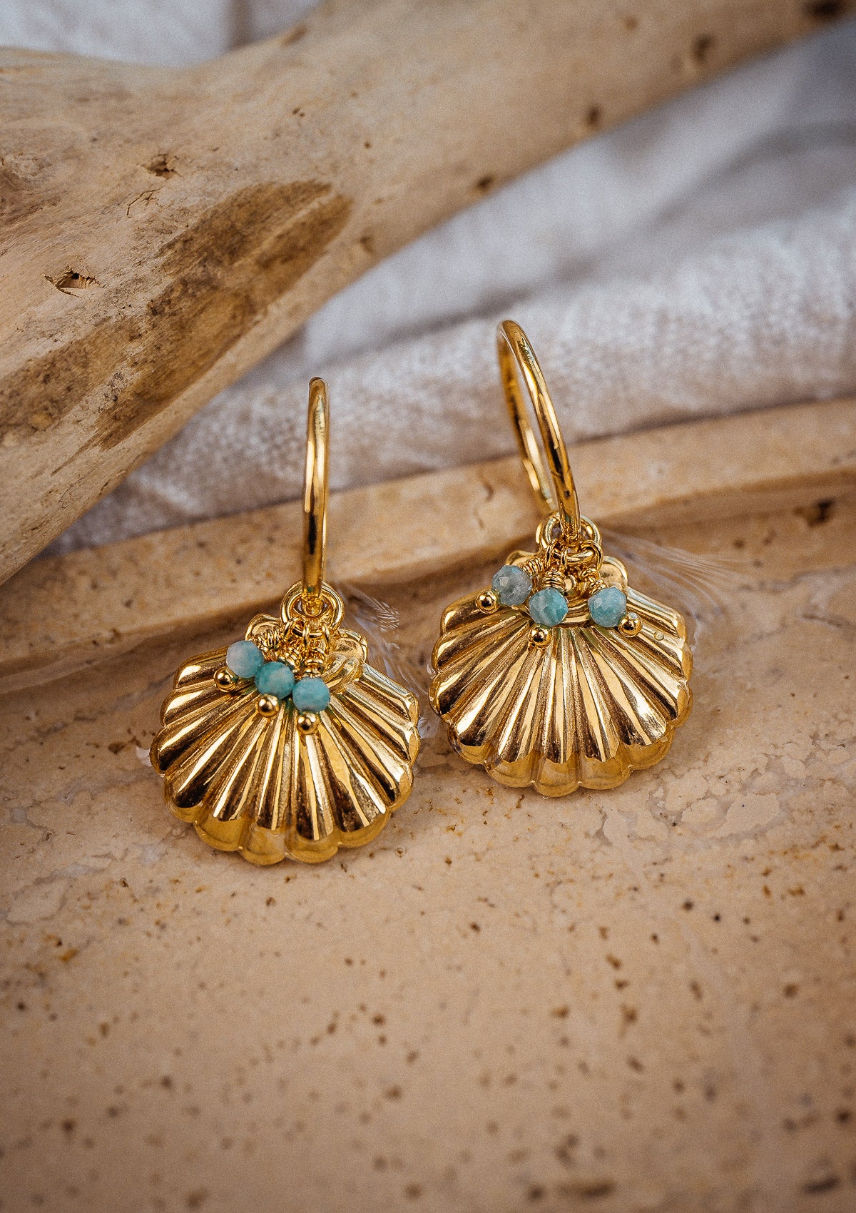 Créoles fines de 12 mm
Éléments : Pendentif coquillage en acier inoxydable, perles d’Amazonite&nbsp;
Matière : Acier inoxydable doré