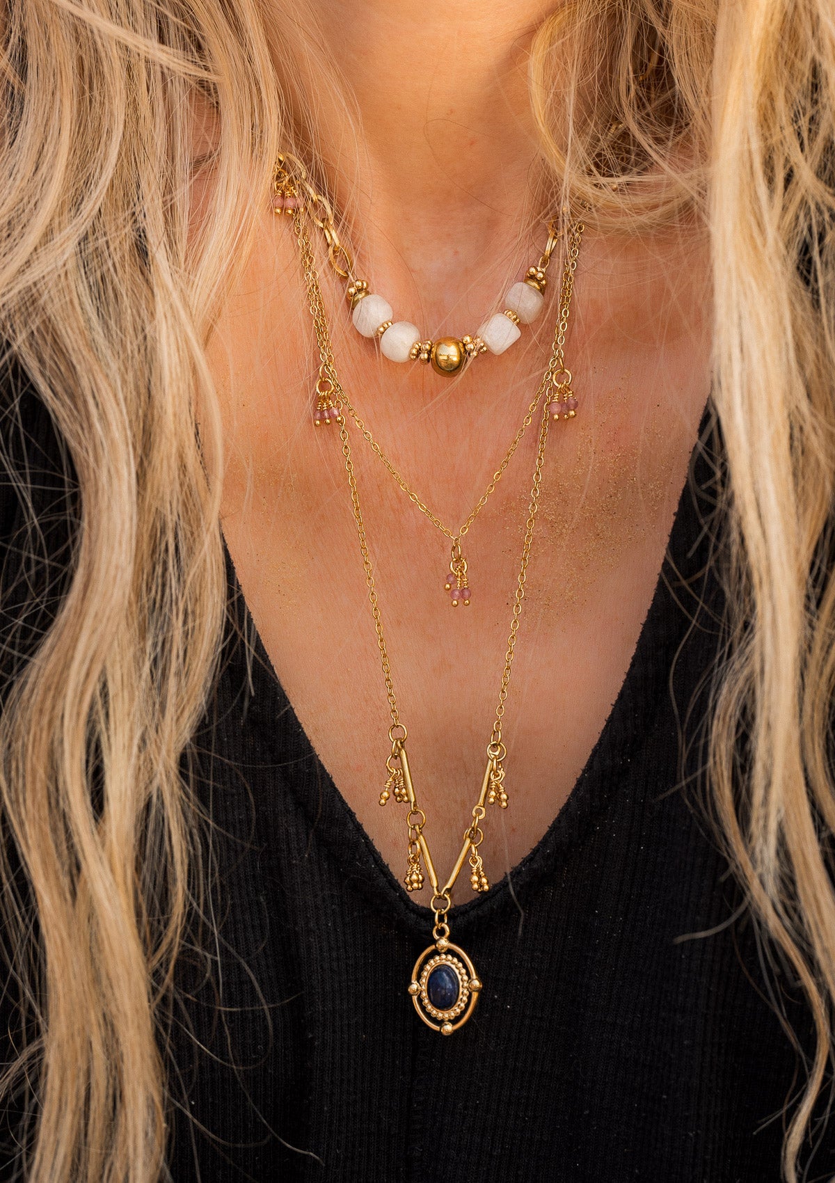 Collier en chaîne fine avec grelots en Tourmaline Rose
Matière : Acier inoxydable doré et éléments en plaqué or