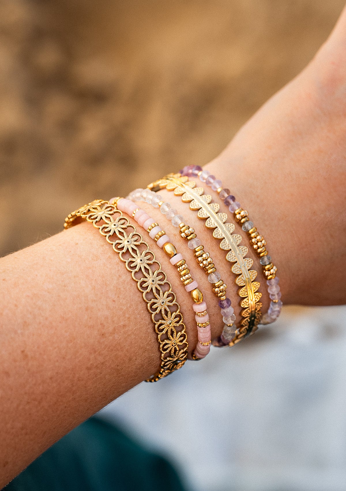 Bracelet en perles heishi d’Opale Rose d’Inde
Matière : Acier inoxydable doré
Dimensions : 16cm + 2cm
Origine pierre : Inde, lapidaire français