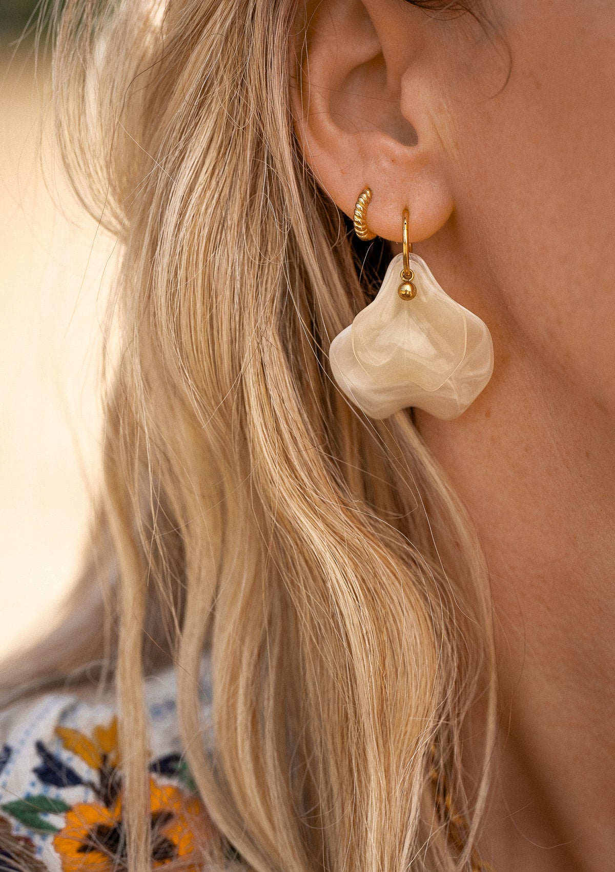 Boucles d’oreilles créoles fines de 12 mm
Éléments : Double pétale en acrylique beige (petit + grand), breloque boule en acier inoxydable