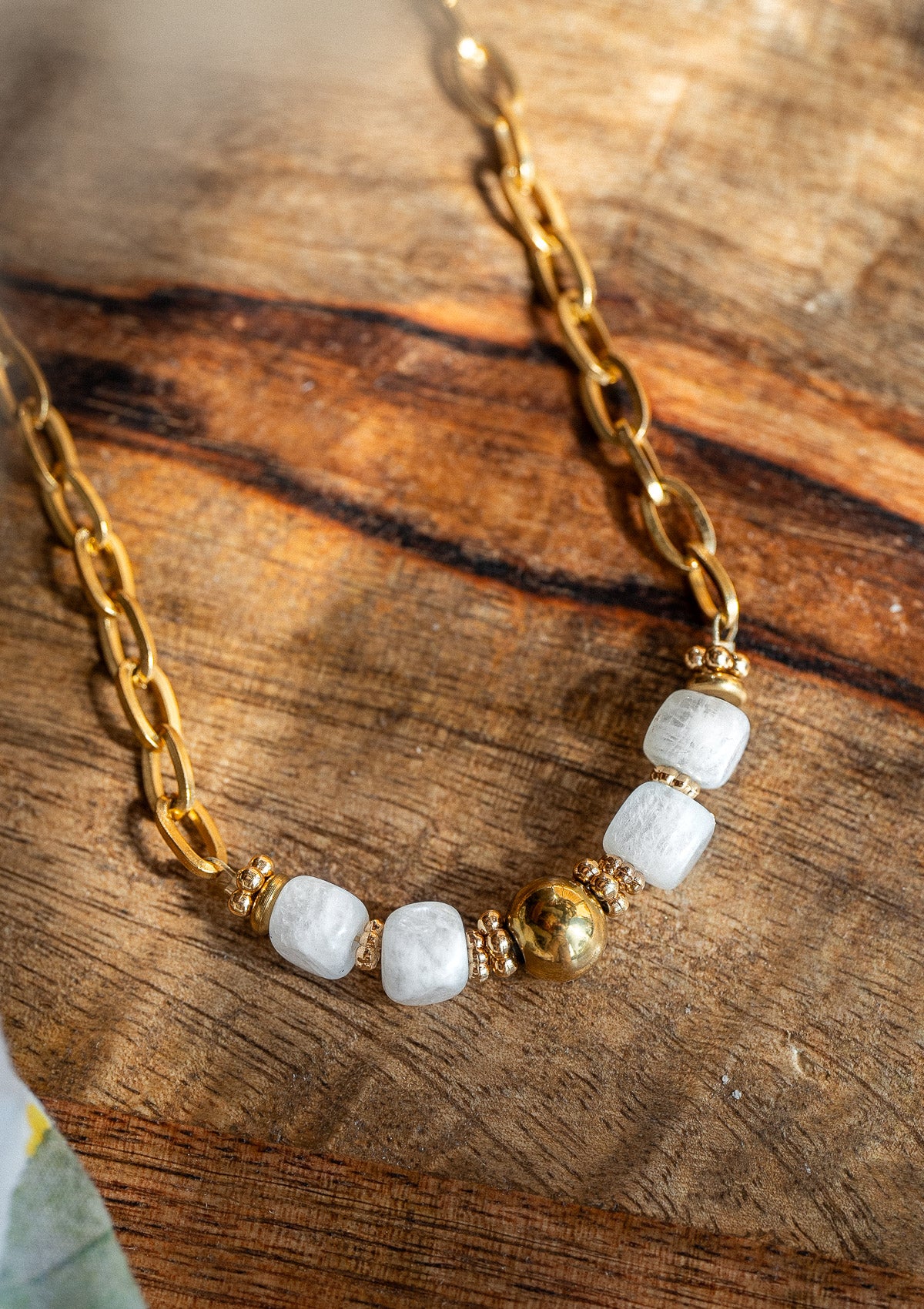 Collier en chaîne large avec pierres de Pierre de Lune en cubes asymétriques
Matière : Acier inoxydable doré
