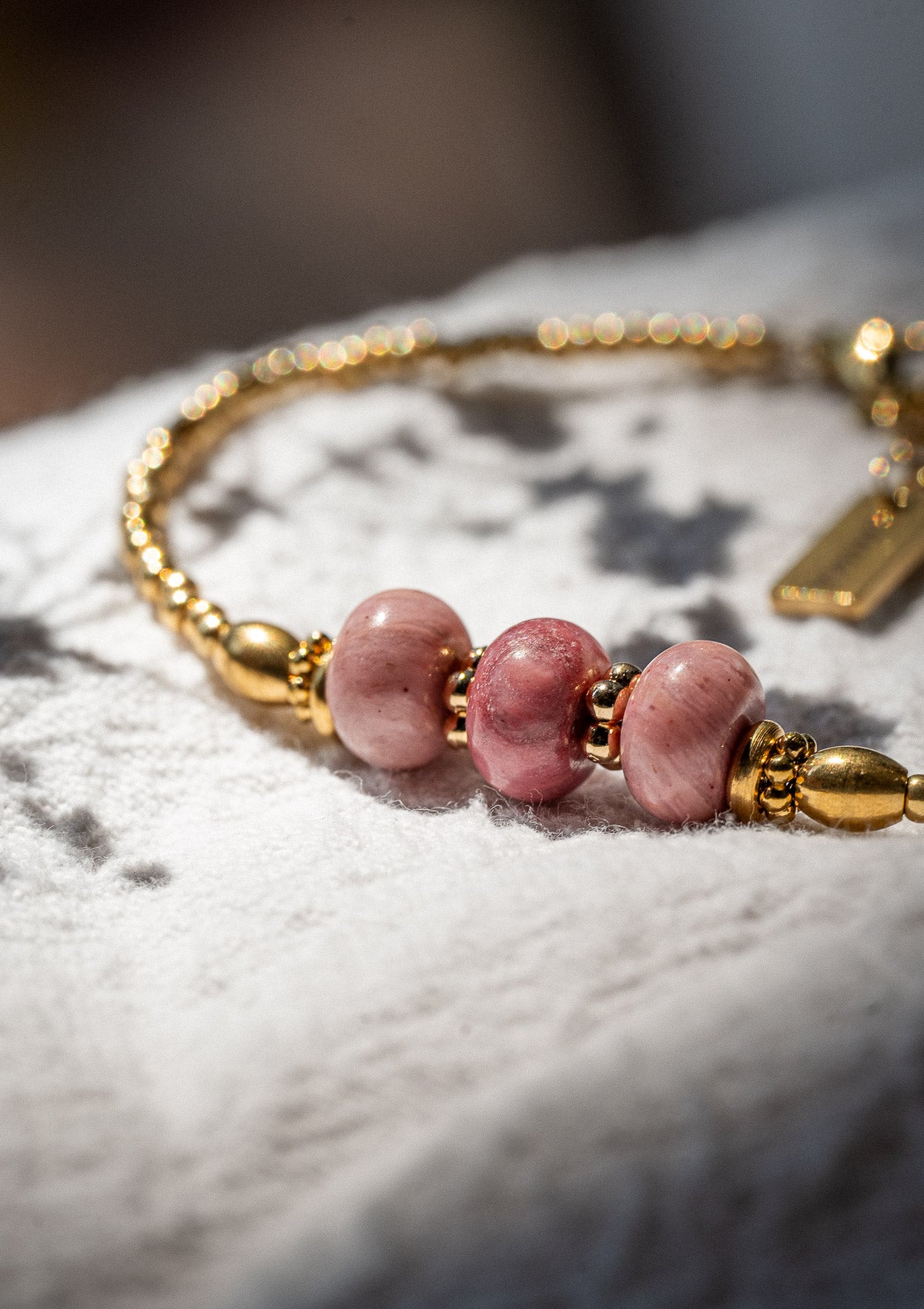 Bracelet avec pierres de Rhodonite naturelle
Perles centrales 8 mm et perles de rocaille dorées
Chaîne et apprêts en Acier inoxydable doré