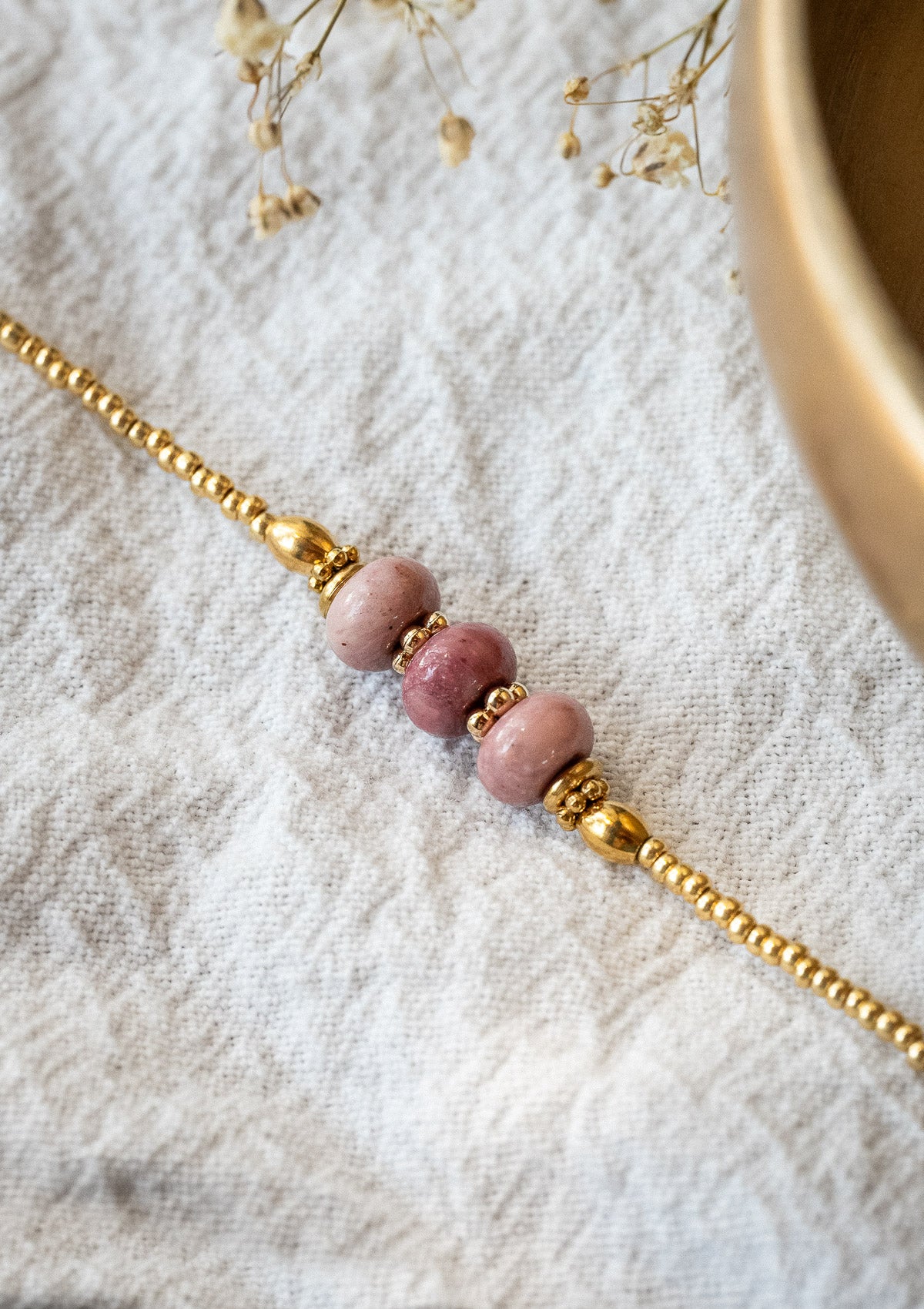 Bracelet avec pierres de Rhodonite naturelle
Perles centrales 8 mm et perles de rocaille dorées
Chaîne et apprêts en Acier inoxydable doré