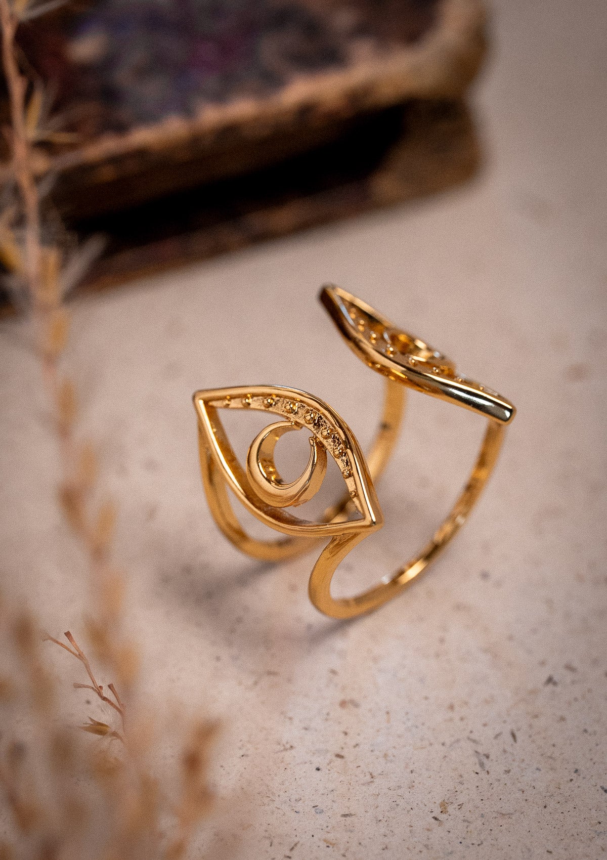 Bague ajourée: deux yeux placés face à face, de chaque côté du doigt