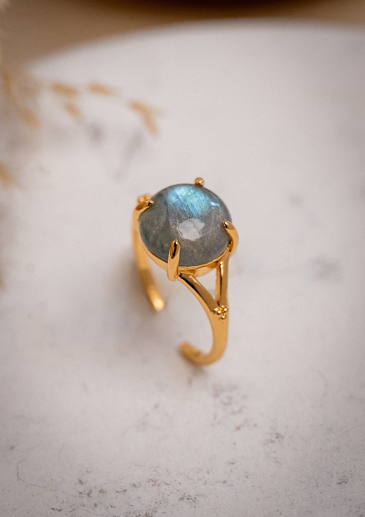 Bague sertie d’un cabochon rond en Labradorite (10 mm)